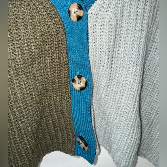 True Craft Green and Gray Cropped Colorblock Cardigan Sweater - Picture 4 of 4